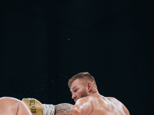 Boxer Tom Schwartz schlägt Gegner im Ring