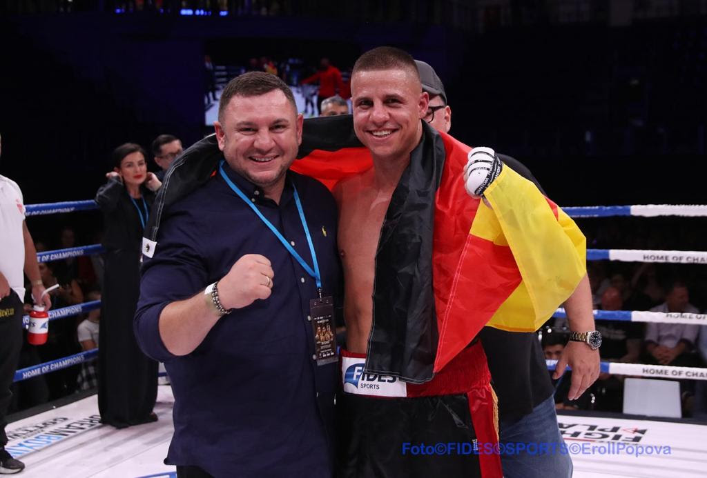 Boxer Tyron Zeuge mit Fides Sports Promoter Burim Sylejmani im Boxring